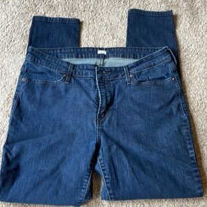 Dark wash Levi’s skinny jeans.